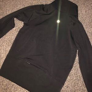 Women’s medium, black Lululemon pull over
